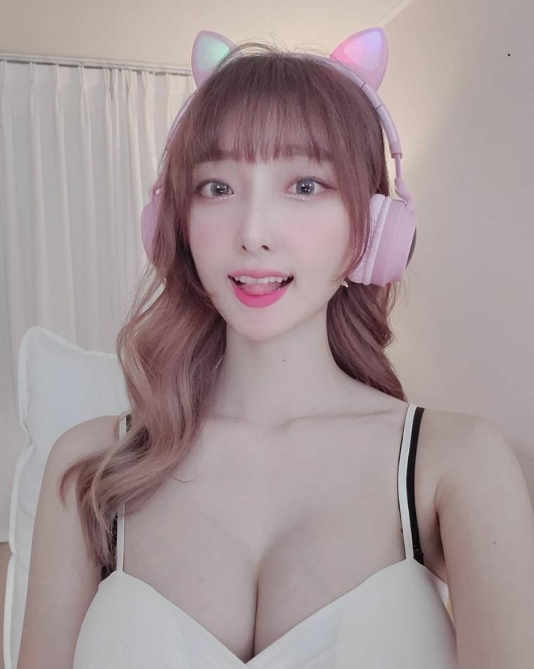 K 치어리더 이다연 푹 파인 V넥